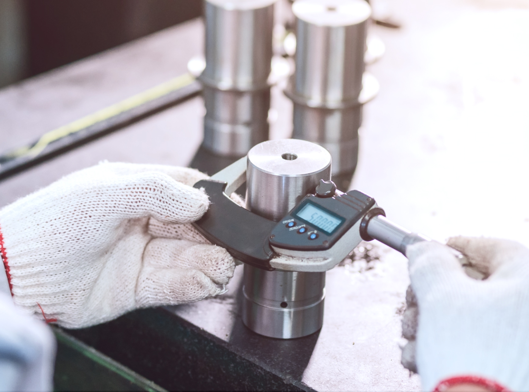 有限会社光輝は、機械の運搬、点検、検査、測定、取り付けなど、山口県周南市の機械器具設置を主に行う会社です。